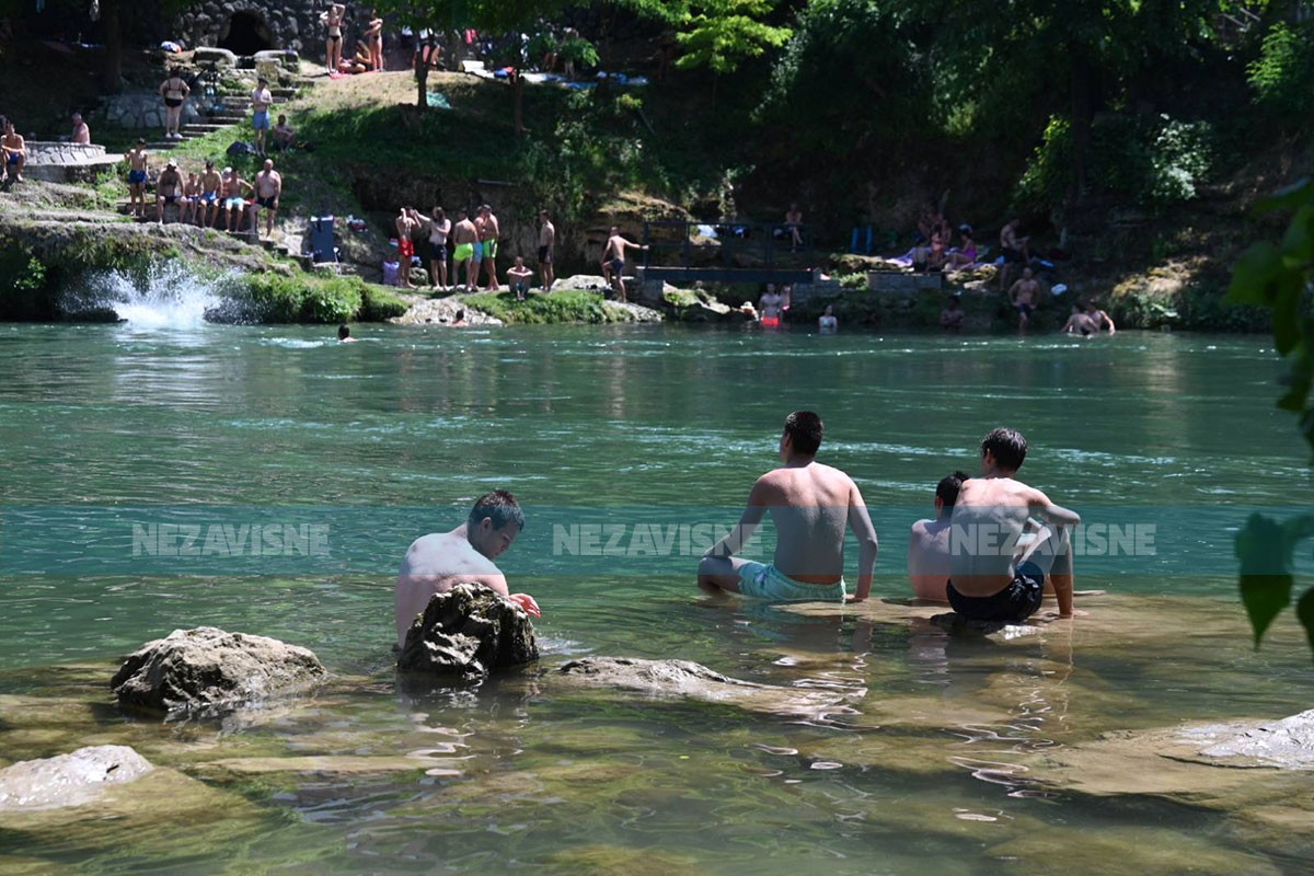 Banjalučani potražili spas uz Vrbas (FOTO)