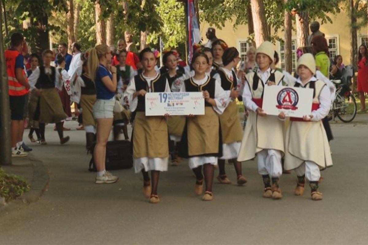 Defileom kroz Banjaluku počeo 19. Međunarodni festival dječijeg folklora