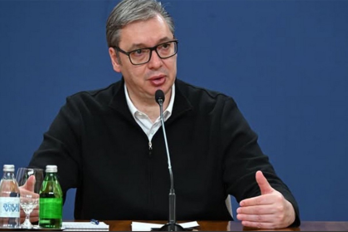 Vučić čestitao Vidovdan vojnim veteranima okupljenim ispred Skupštine