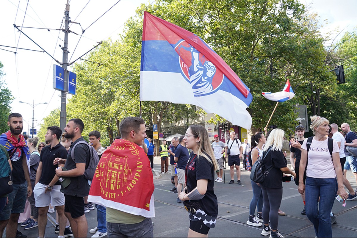 Završen program ispred Narodne skupštine, veliki broj građana i dalje prisutan (FOTO)