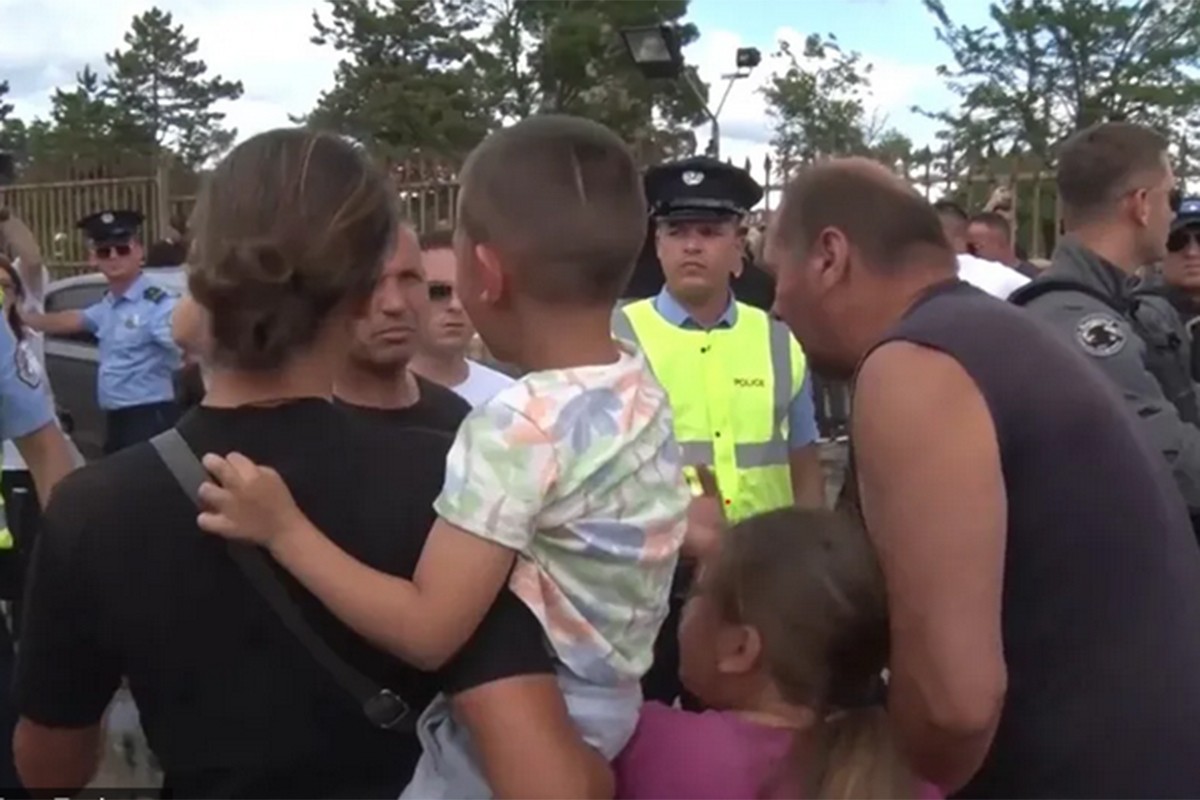Potresan snimak sa Gazimestana: Majka branila kćerku od privođenja policije nakon parastosa
