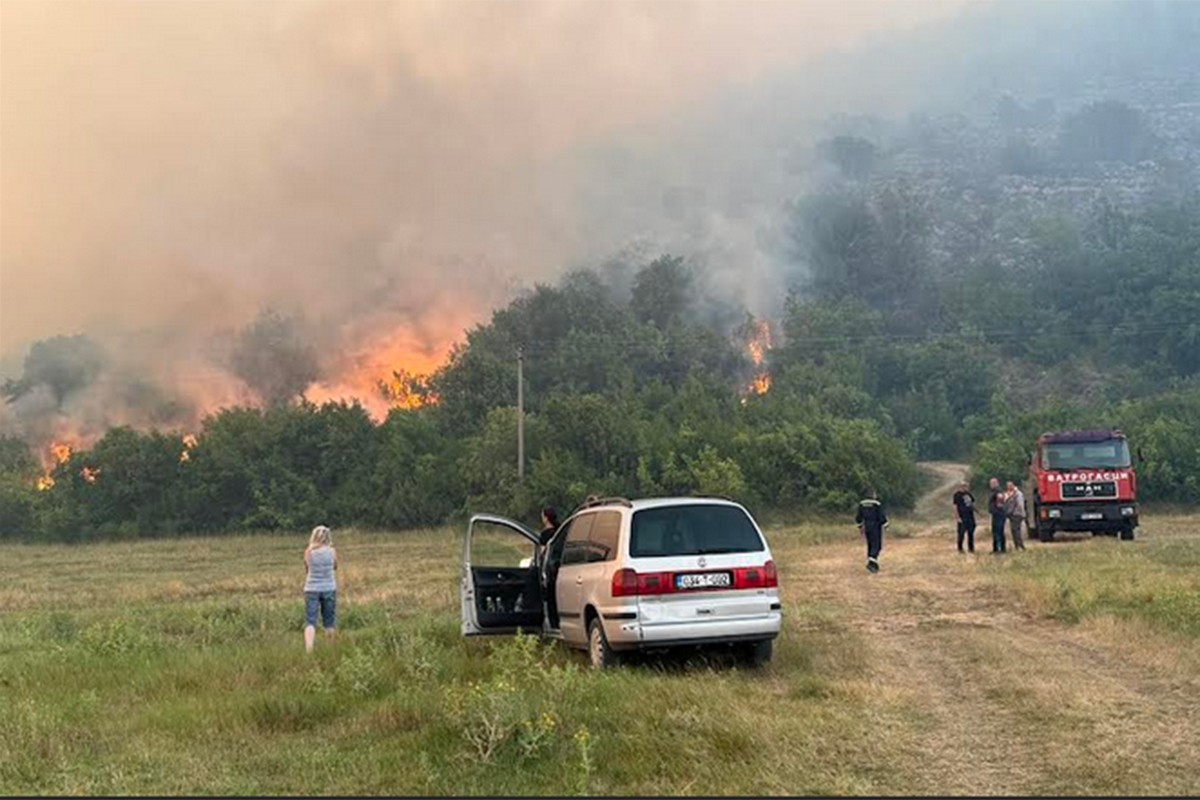 Drama u predgrađu Trebinja: Vjetar raspiruje vatru, dijelovi naselja bez struje (FOTO, VIDEO)