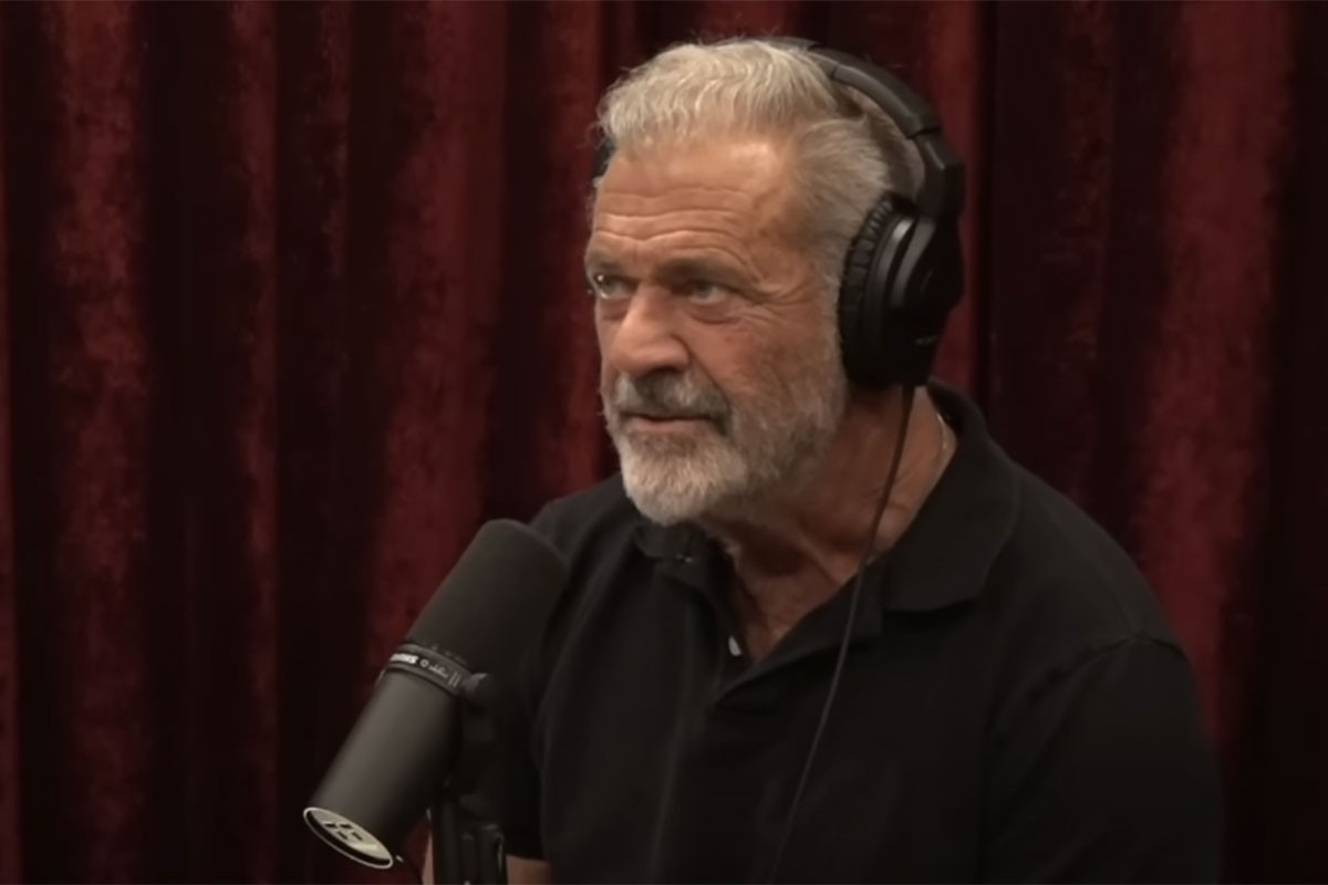 Pogledajte pored čije slike pozira Mel Gibson na Hilandaru (FOTO)