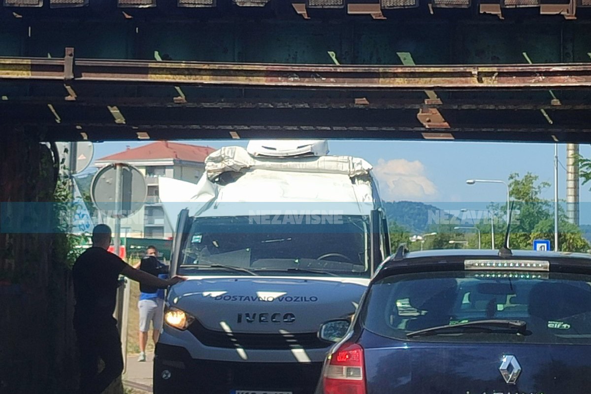 Kombi ponovo udario u nadvožnjak u Banjaluci (FOTO)
