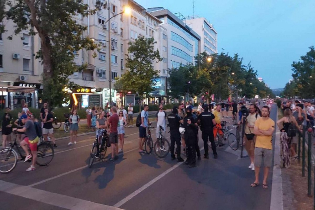 Napeto u Novom Sadu: Blokirane raskrsnice, policija legitimiše građane (VIDEO)