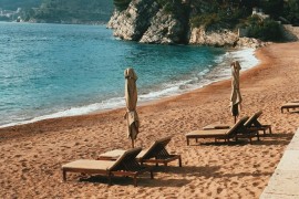 Šokantne cijene u Crnoj Gori: Suncobran skuplji od apartmana na ...