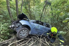 Težak udes u Banjaluci, automobil završio u provaliji, povrijeđene ...