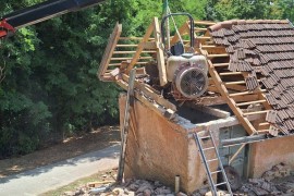 Vatrogasci sa krova kuće u Sloveniji skidali traktor (FOTO)
