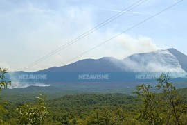 Požar u Trebinju: Vatra odbijena od kuća (VIDEO)