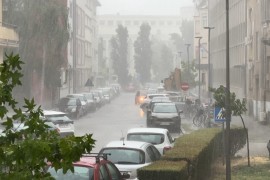 Haos u Novom Sadu: Vjetar odnio dio krova sa zgrade, led lupao auta ...