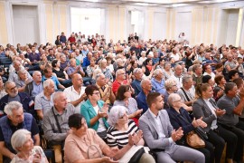 Stanivuković uručio besplatne karte za prevoz penzionerima