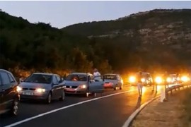 Obustavljen saobraćaj na ulazu u Trebinje, vatra prišla magistrali