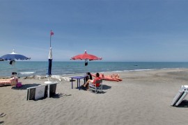 Tragedija u Italiji: Dječak kopao rupu na plaži u Italiji, pijesak ga ...