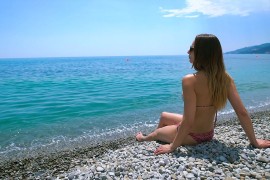 Roditelji u Omišu zgroženi: Sunčala se u toplesu na plaži punoj ...