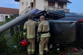 Automobilom sletio i udario u banderu kod Prijedora, vozača izvlačili ...