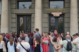 Protest studenata ispred Filološkog fakulteta u Beogradu zbog ...