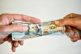 Zamijenio lažnih 2.000 dolara u mjenjačnici u Novom Gradu