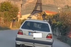 Urnebesan snimak iz Crne Gore: Otkud ovo na krovu golfa (VIDEO)