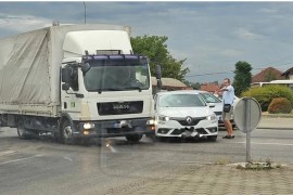 Sudar kamiona i auta u kružnom toku u Banjaluci