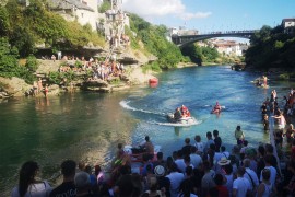 Drama tokom skokova sa Starog mosta: Muškarac se počeo utapati ...
