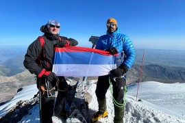 Zastava Srpske zavijorila na Elbrusu: Podrška za javnu kuhinju u ...