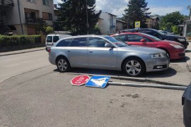 Banjalučani apelovali: Popravite saobraćajni znak kod vrtića (FOTO)