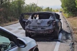 Izgorio auto kod Mostara, planulo i raslinje pored puta (VIDEO)