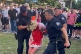 Incident na mimohodu u Zagrebu: Par u majicama umrljanim crvenom bojom ...