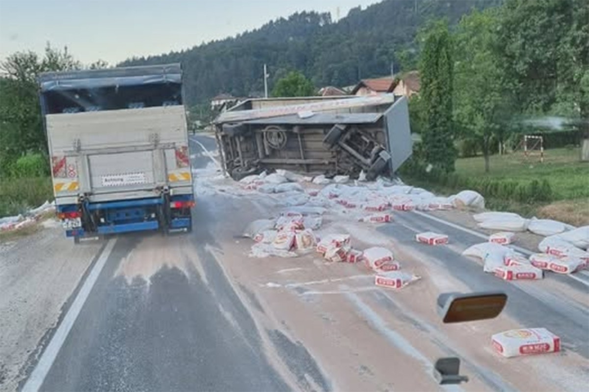 Kamion pun brašna prevrnuo se kod Doboja