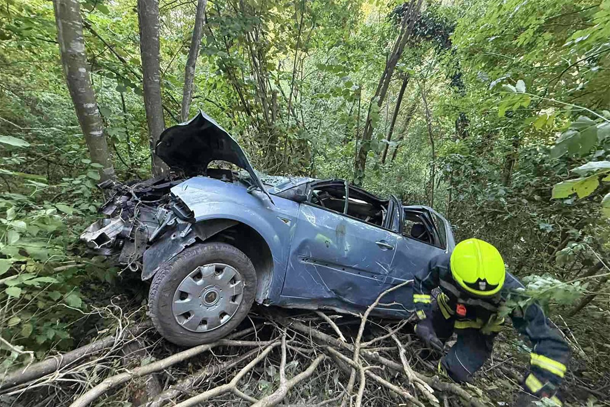 Težak udes u Banjaluci, automobil završio u provaliji, povrijeđene dvije osobe