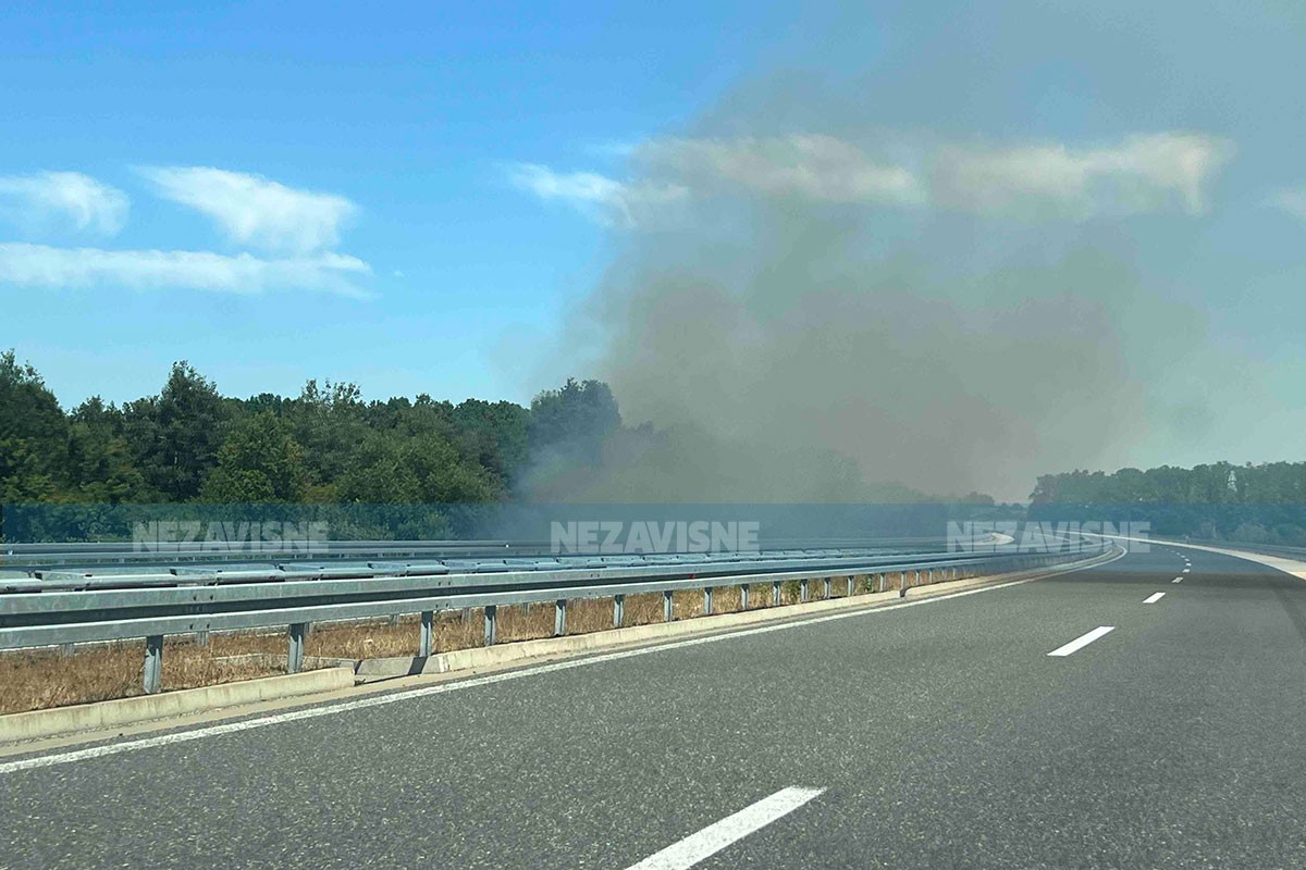 Požar pored auto-puta "9. januar", stižu vatrogasci