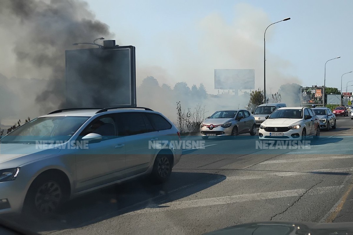 Požar u Banjaluci, gori nisko rastinje (FOTO)