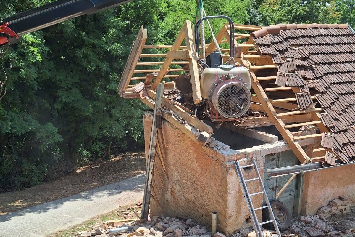 Vatrogasci sa krova kuće u Sloveniji skidali traktor (FOTO)