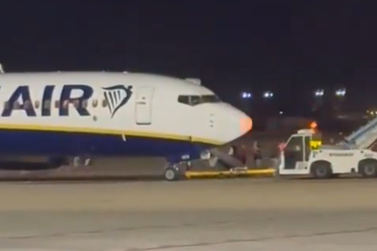 Izbio požar u avionu RyanAir kompanije (VIDEO)