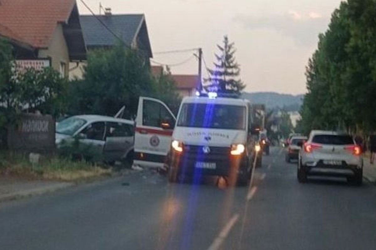Težak udes u Tuzli: Automobil se zabio u ogradu, više osoba povrijeđeno