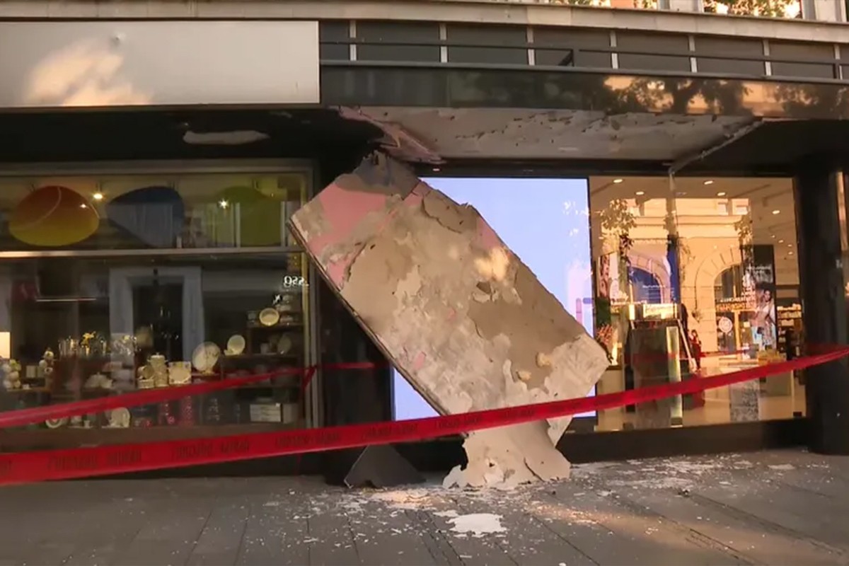 Srušio se dio nadstrešnice u centru Beograda