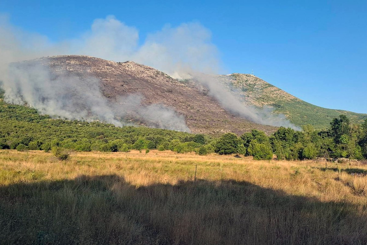 Veliki požar oko Trebinja: Ugrožene kuće, vjetar otežava situaciju (FOTO, VIDEO)