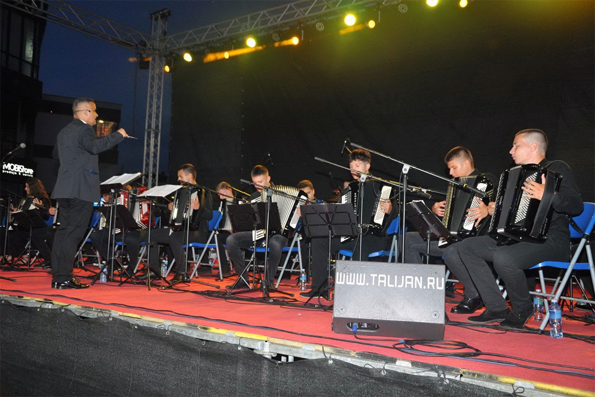 Orkestar harmonika "Skaj glori" ponovo oduševio domaću publiku