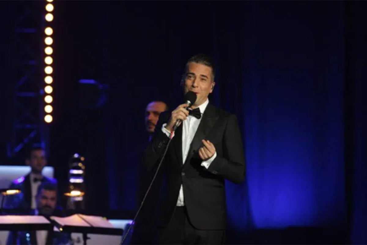 Željko Joksimović ispod vodopada u Jajcu