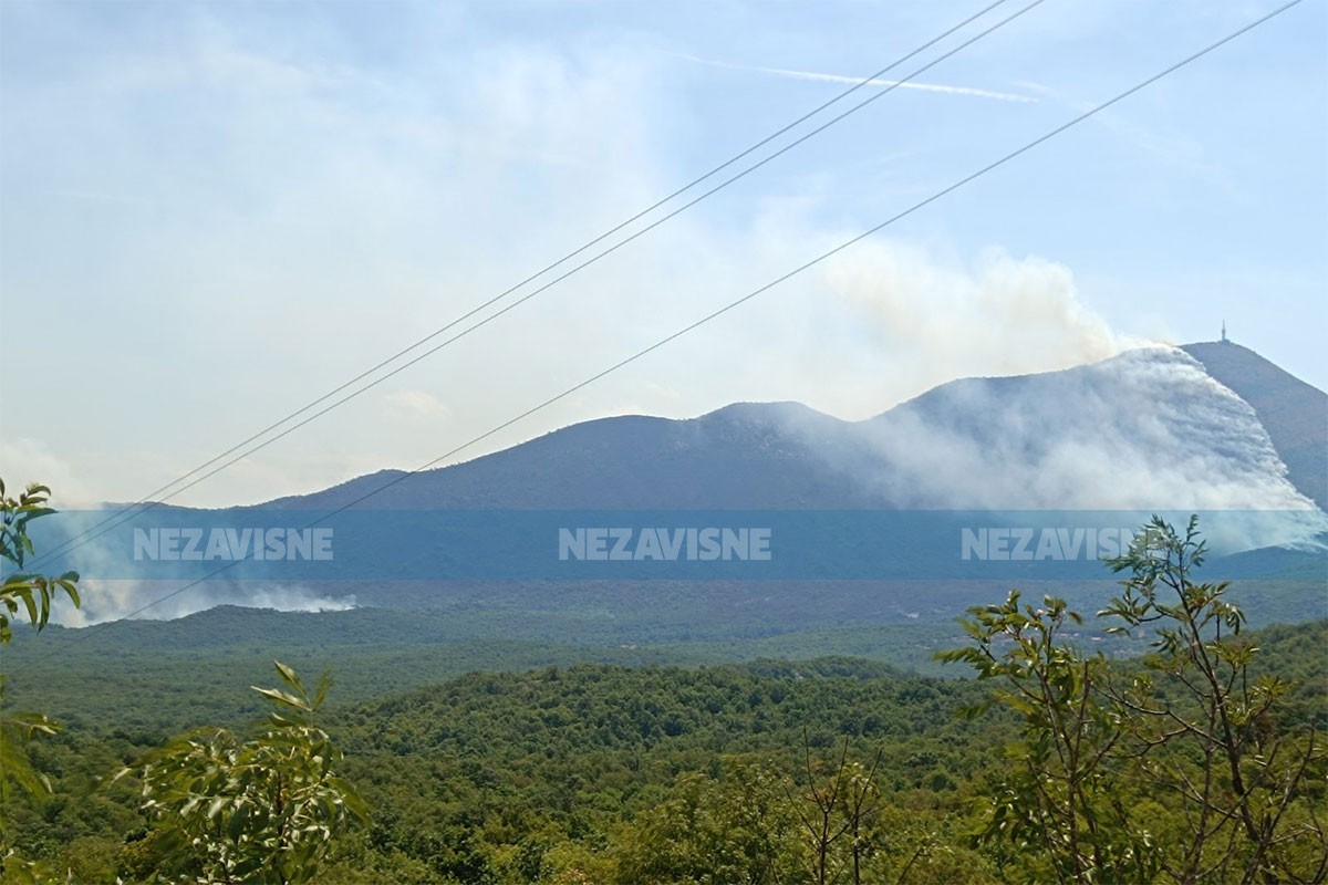 Požar u Trebinju: Vatra odbijena od kuća (VIDEO)