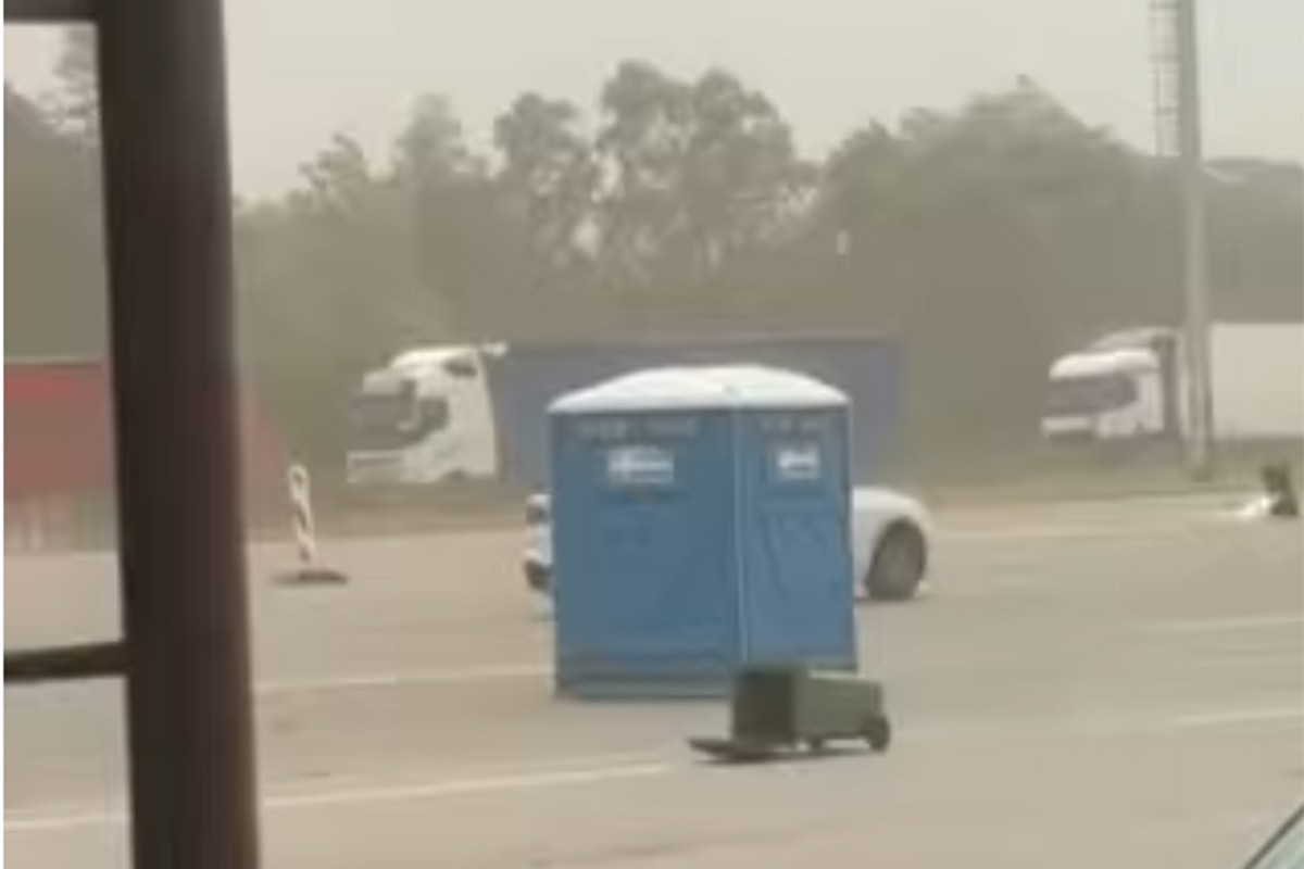 Nevrijeme oduvalo toalet iz Hrvatske ka Srbiji (VIDEO)