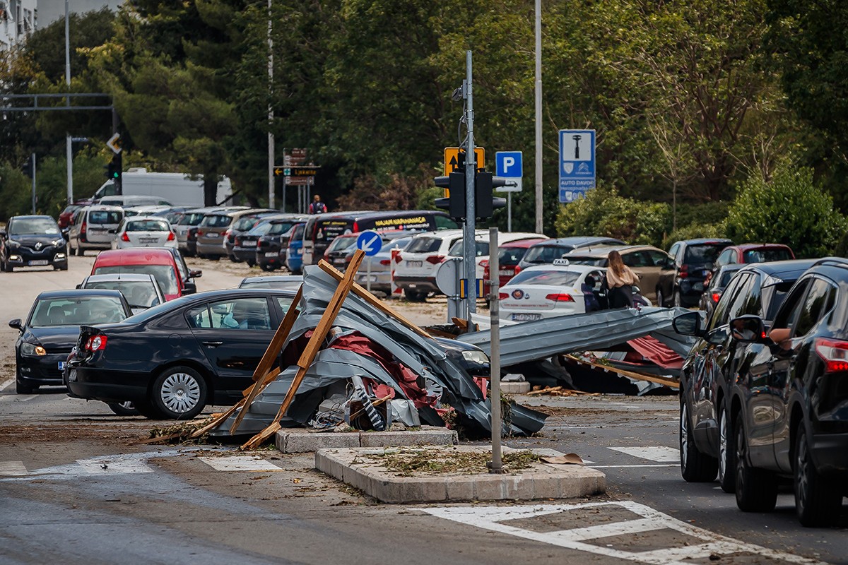 Split pogođen snažnom olujom: Povrijeđeni građani, oštećen stadion, trajekti udarali u brodove