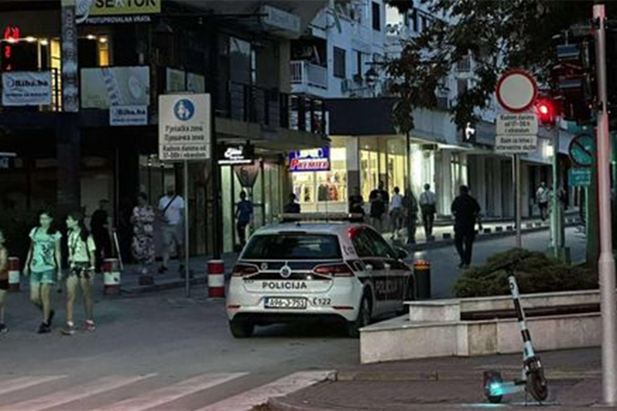 Tuča kod kladionice u Sarajevu, policajci s dugim cijevima uhapsili muškarca