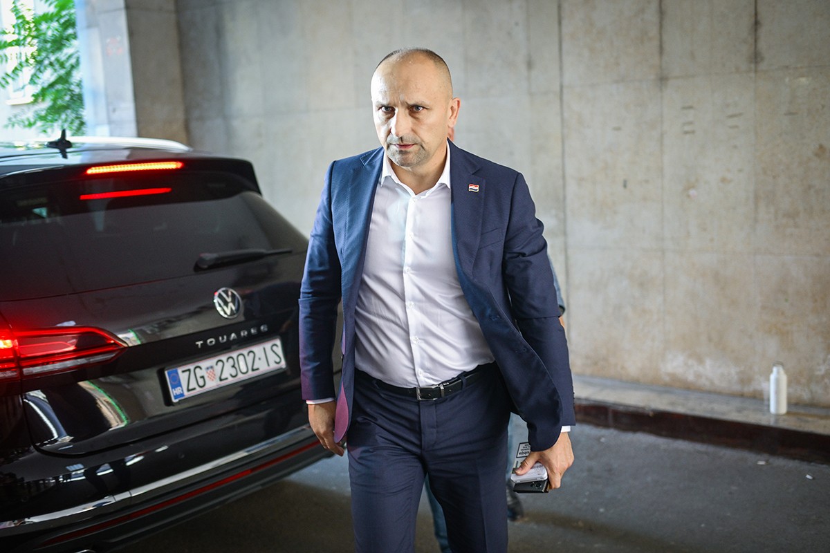 Ministar odbrane Hrvatske priznao: Kad je Thompson rekao "za dom", odgovorio sam "spremni"