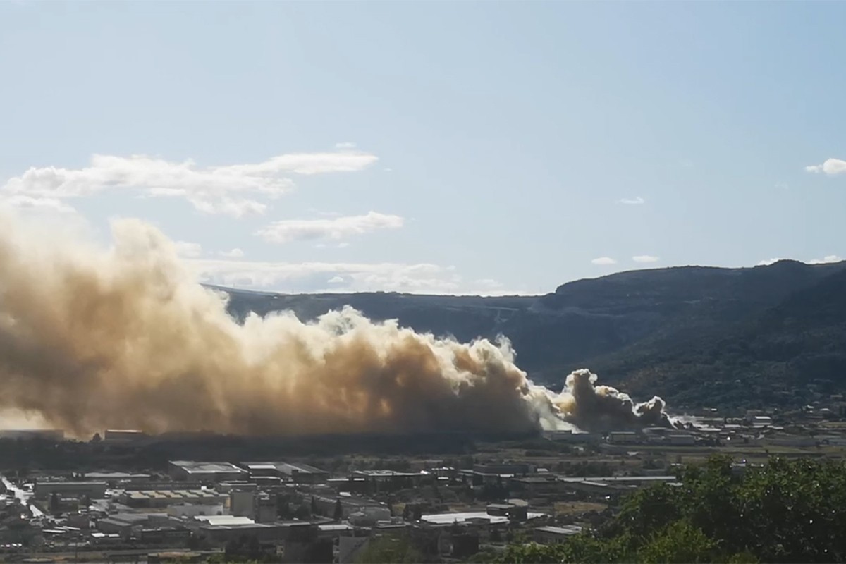 Veliki požar u Mostaru, gori firma (VIDEO)