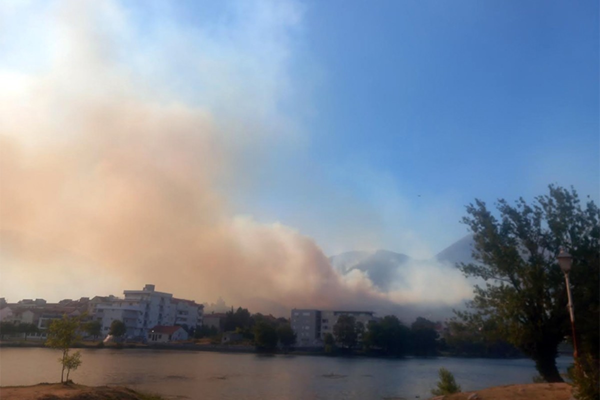Širi se požar na Leotaru, dim prekrio grad