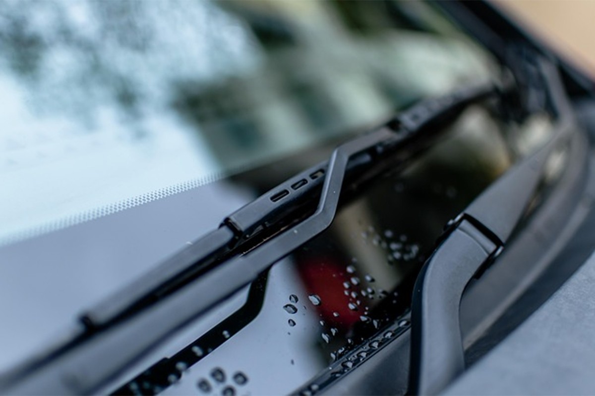 Optužen da je u Prijedoru suprugu pred djetetom tukao brisačem za auto