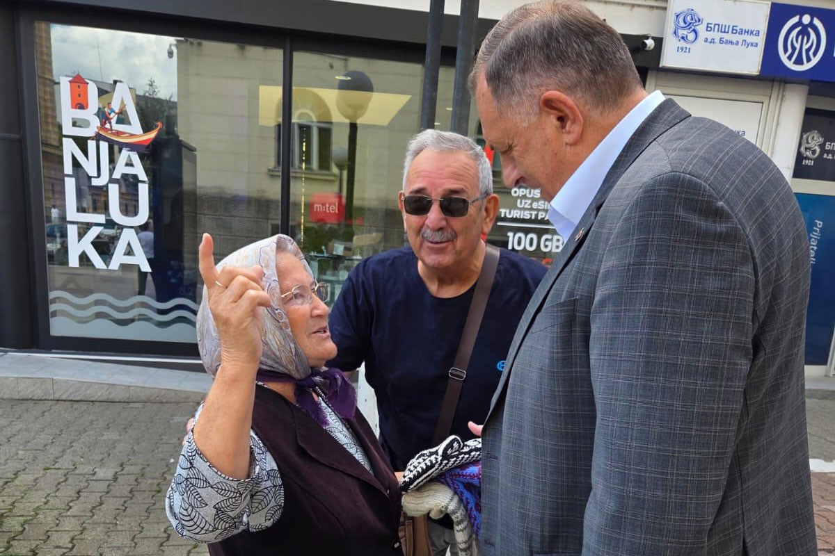 Dodik prošetao Banjalukom: Razgovarao sa staricom koja prodaje priglavke (FOTO)