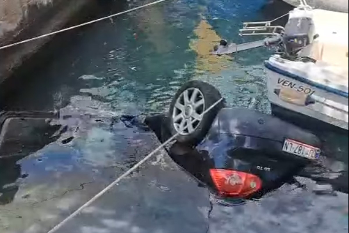 Sudar na Jadranu, auto završio u moru (VIDEO)