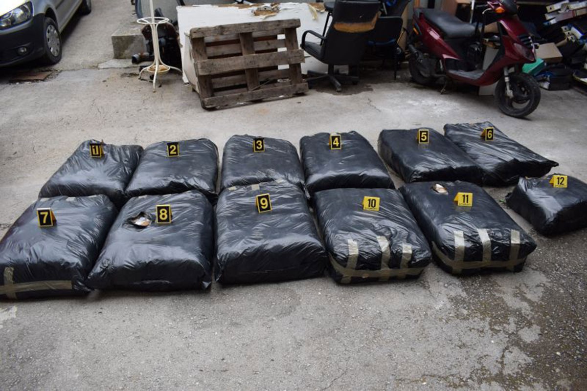 U prtljažniku vozila pronađeno 230 kg rezanog duhana